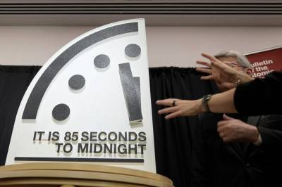 Forskere har flyttet dommedagsklokken nærmere midnatt enn noen gang: Bare 85 sekunder igjen