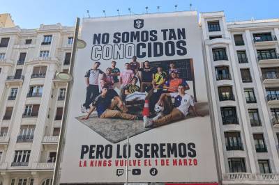 Gerard Piqué gjør narr av Álvaro Arbeloa på et banner i sentrum av Madrid