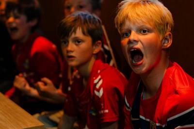 Fotballfeberen herjer i bygd og by. Vi dro til den minste kommunen som har VM-spiller.