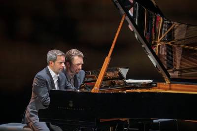 Klassisk anmeldelse: Firhendig piano til å miste pusten av