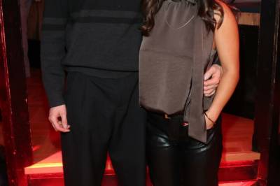 Viser frem kjæresten