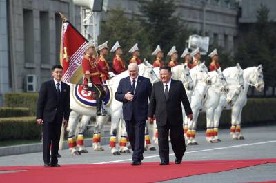 Kim Jong Un ønsker Lukasjenko velkommen