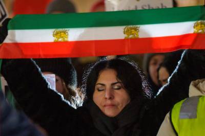 Folk samlet foran Stortinget i solidaritet med iranere