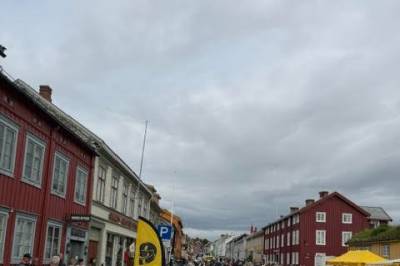 Et par hundre motorsykler på ett brett