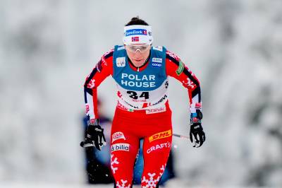 Heidi Weng på pallen i verdenscupåpningen