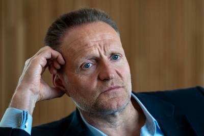 Banksjefen irritert over konkurrent: – Ganske freidig