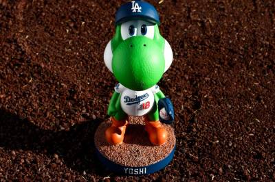 Los Angeles Dodgers gir bort Yoshi-bobblehead-figurer med en baseballhatt