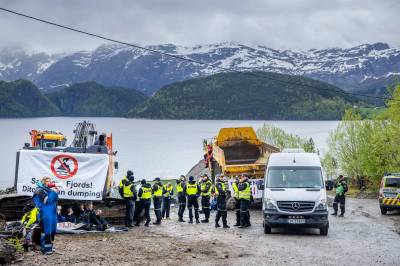 Høyesterett skal behandle tillatelser til gruve­deponi i Førde­fjorden
