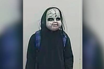 Maskert mann terroriserer folk på gaten: «Klar for å dø?»