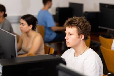 Norske elever svarer at de legger ned mindre innsats i PISA enn før