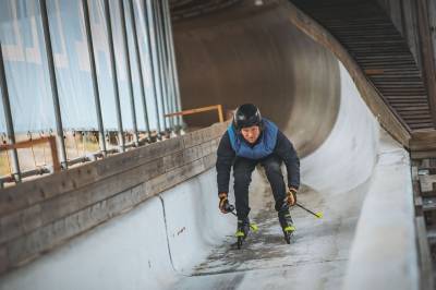 Sjå den elleville rulleskituren ned bobbana på Lillehammer