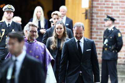 Her forlater kongefamilien Asker kirke