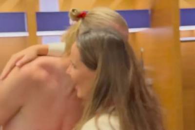 Her får Haaland prinsesse-klem