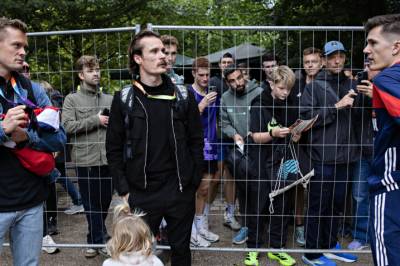 - Må låse ham inn i et bur