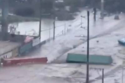 Containere dras med av vannmassene