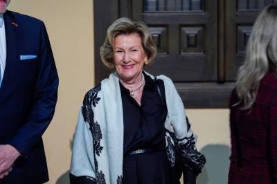 Dronning Sonja på jobb i Spania