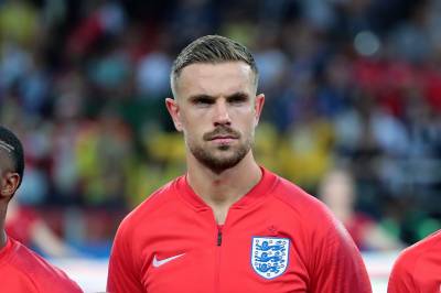 Den engelske midtbanespilleren Henderson skadet håndleddet da han hoppet over et reklameskilt under feiringen