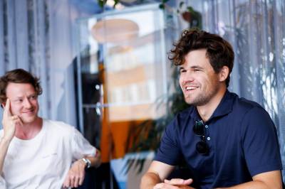 Magnus Carlsen doblet overskuddet i fjor – halverte utbyttet