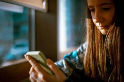 (+) Folk med visse tilknytningsstiler blir lettere avhengig av videosnutter på sosiale medier