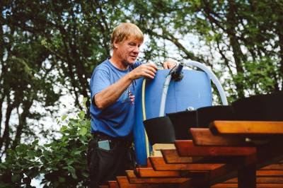Willy Magnar (60) har bygd seg et lite eventyr i hagen: – Alt er under omstilling