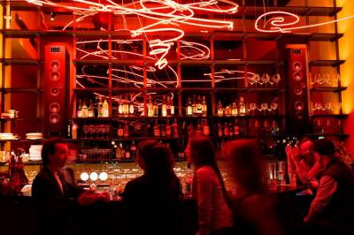 – Jeg ser det nesten mer som et kunstverk med en bar, enn en bar med kunst