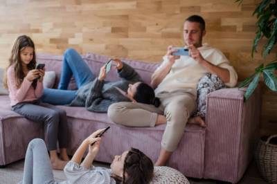 Nei, familien din blir ikke dårligere selv om dere sitter mye på sosiale medier