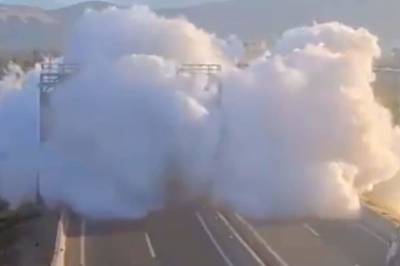 Her velter og eksploderer en tankbil