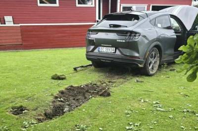 Våknet til en bil i hagen: – Du blir jo litt skremt
