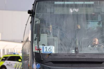 Derfor fraktes de kongelige i busser
