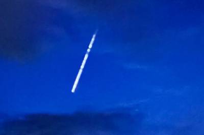 Ukjent lys kan ha vært SpaceX-satelitter