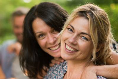 Slik tar en narsissistisk venninne kontroll over vennskapet: - Starter ofte på denne måten