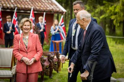 Kongeparet reiser igjen