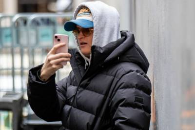 Høiby i SMS til politiet: «Sitter og venter på at mamma skal komme med målebånd»