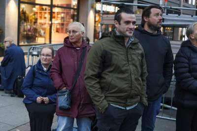 Kjørte fra Notodden klokken 03 for å få med seg gravferden: – Vi vil være med på en historisk hendelse,