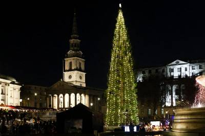 Hva heter plassen i London som hvert år har juletre fra Norge?