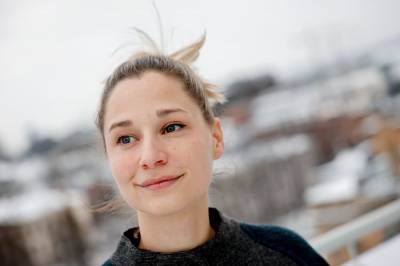 Hun ble verdensberømt med bok om avføring. Nå snakker Giulia Enders med føttene sine.