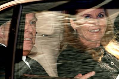 Søker trøst hos Priscilla Presley