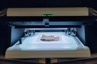 – Dette kan vere Noregs eldste bok. Du kan nesten høyre det.