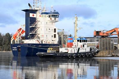 Lasteskip mistenkt for kabelbrudd, hadde ulovlig last