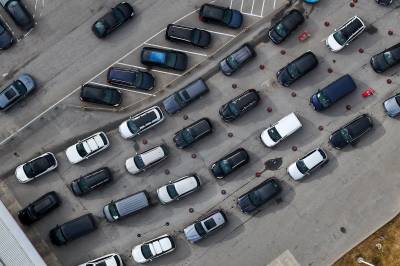 Alle nordmenn til pumpene: Lange køer for svensk drivstoff