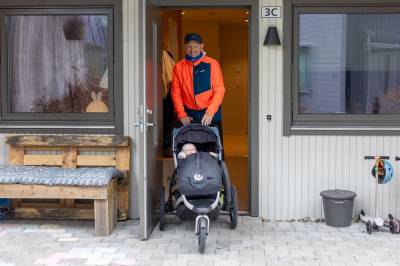 Han løper 100 km i uka med ettåringen i vogna. Eksperter er uenige om hva som er trygt.