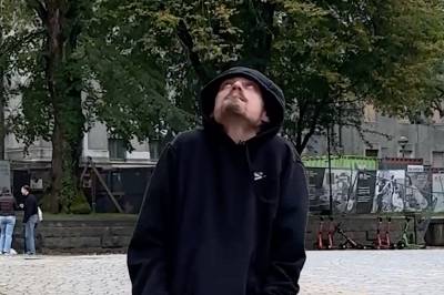 – «Er han narkoman?»