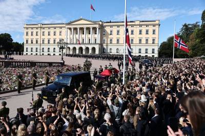 Kongens båre forlater slottet
