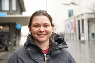 Mari ønsker at aksjer og pensjon var pensum: – Finansverdenen føles som en lukket dør