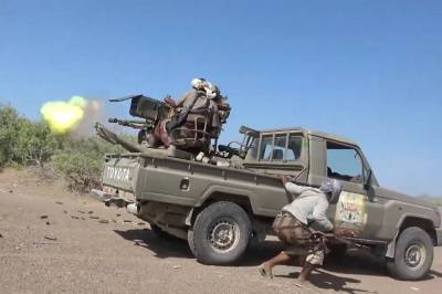 Houthiene angriper flyplassen i Aden