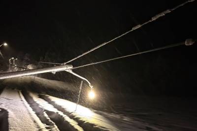 Lyktestolpe knakk og falt over vegen