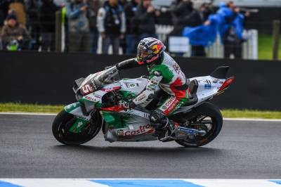 Johan Zarco kjørt til sykehus etter å ha klemt beinet i Bagnaias sykkel i en ny alvorlig krasj i Catalonia GP
