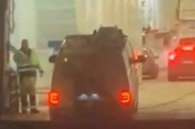 Her henger bilen halvveis i løse lufta