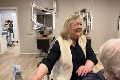 Etter førti år likar Ruth framleis å klippa hår