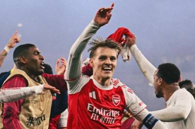 Arsene Wenger feier bort Wayne Rooneys kritikk av Ødegaard og Arsenal